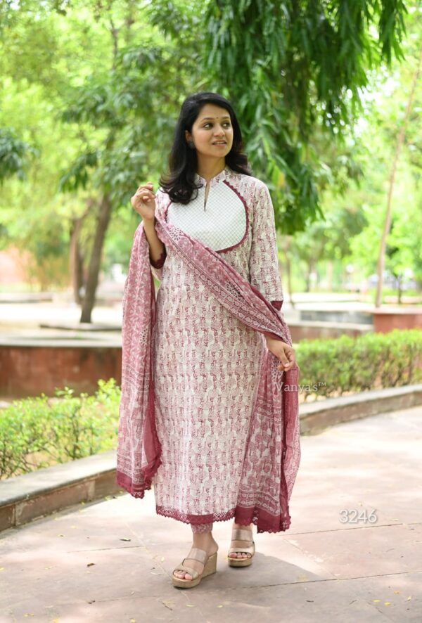 Crocia lace work on kurta and dupatta - Image 10