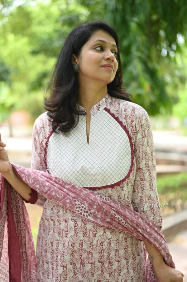 Crocia lace work on kurta and dupatta - Image 6