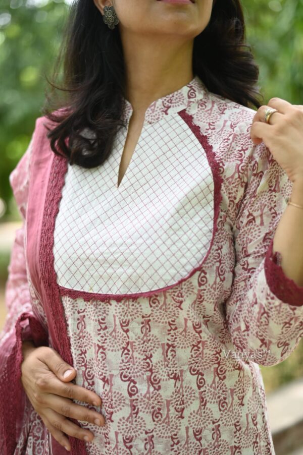 Crocia lace work on kurta and dupatta - Image 4