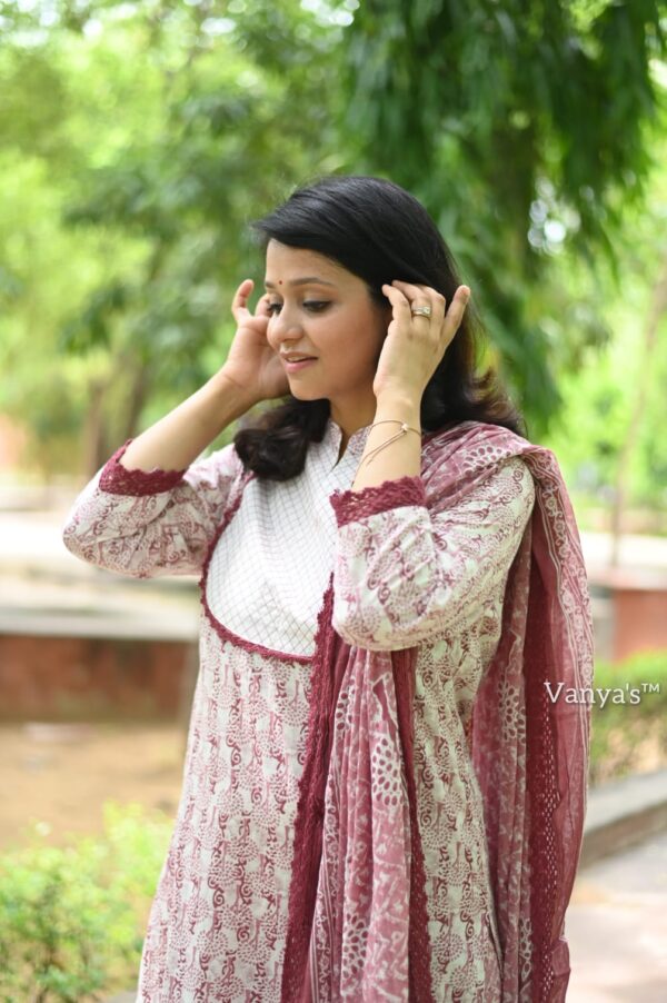 Crocia lace work on kurta and dupatta - Image 3