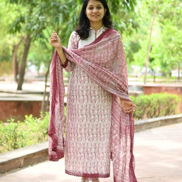 Crocia lace work on kurta and dupatta