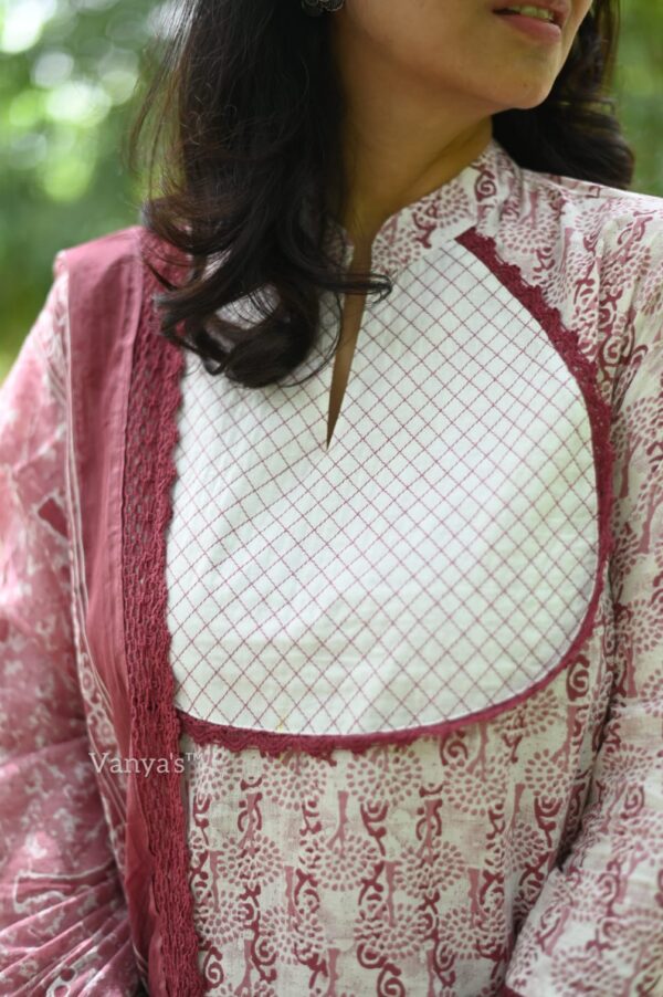 Crocia lace work on kurta and dupatta - Image 5