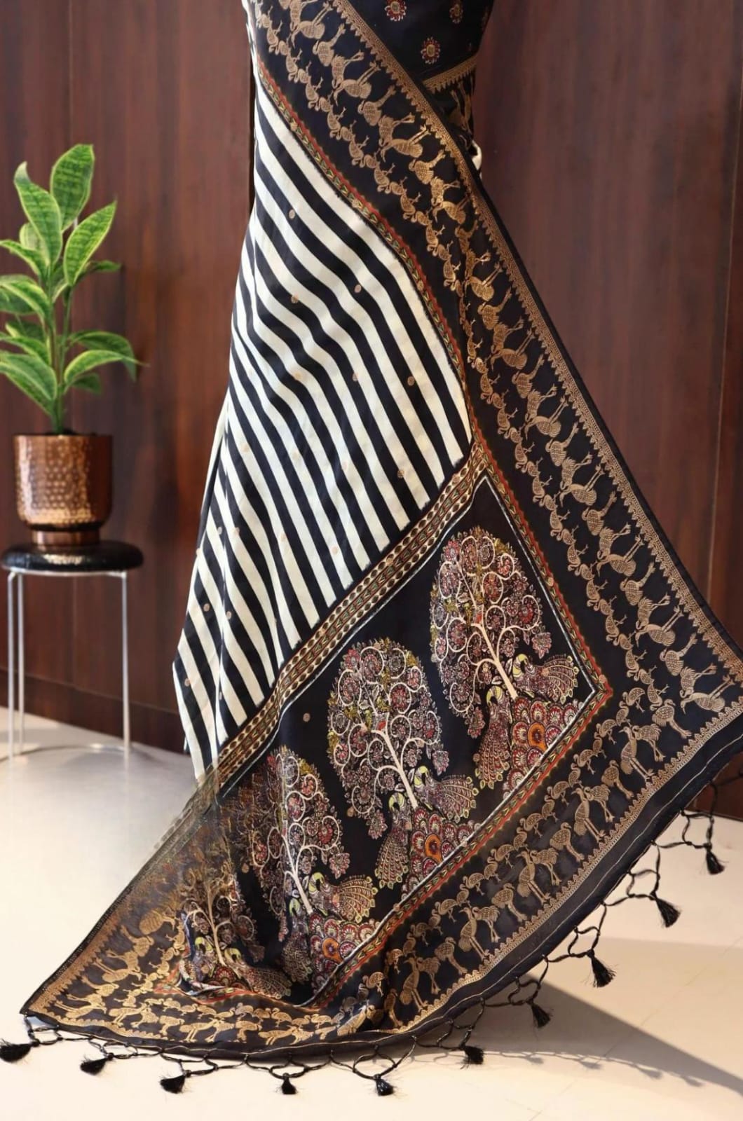 Black-and-White striped Pure Munga Silk Saree 7 Black-and-White striped Pure Munga Silk Saree - Image 7