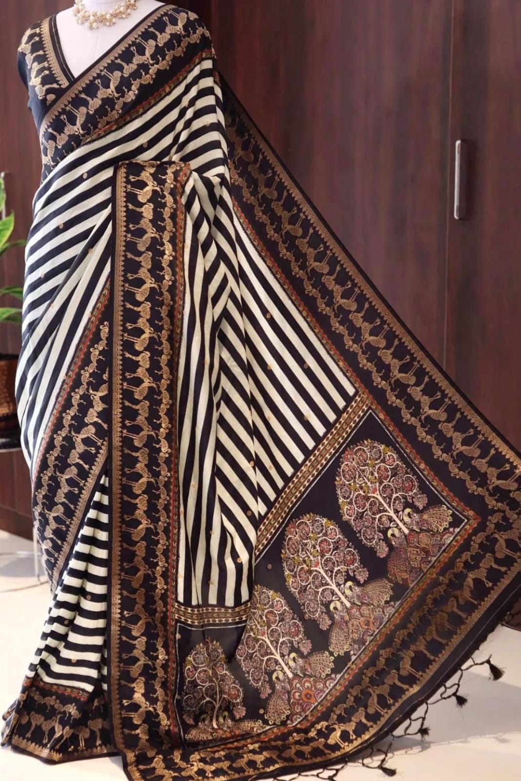 Black-and-White striped Pure Munga Silk Saree 8 Black-and-White striped Pure Munga Silk Saree