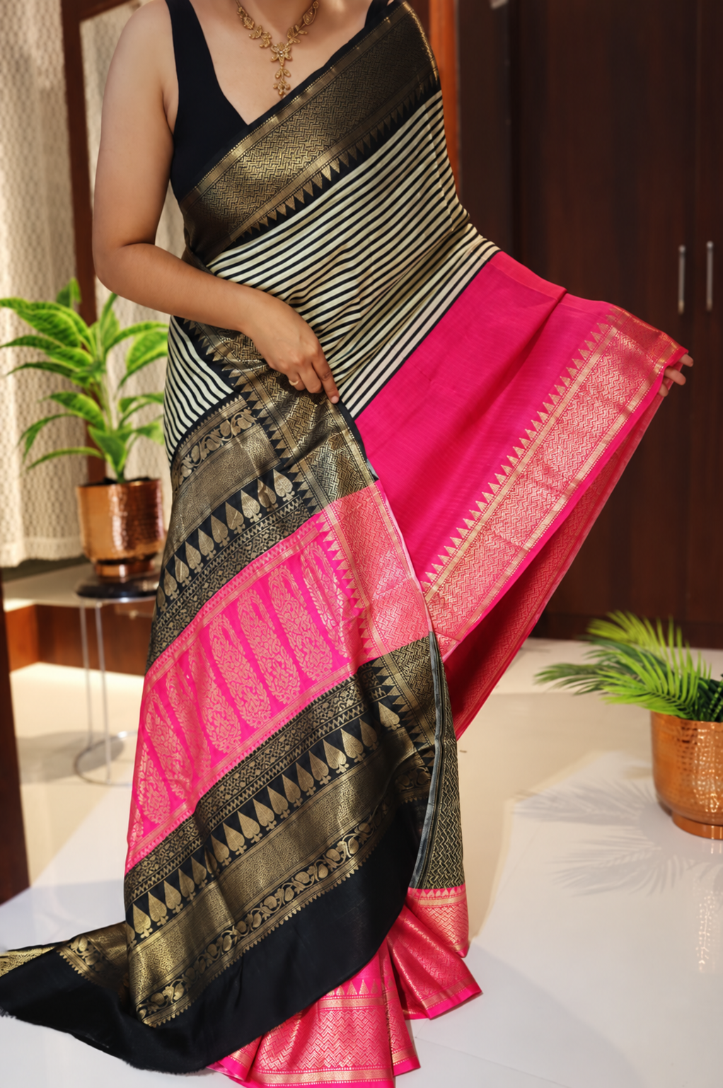 Black and White Crepe Silk Saree with Dual Pallu 2 Black and White Crepe Silk Saree with Dual Pallu - Image 2
