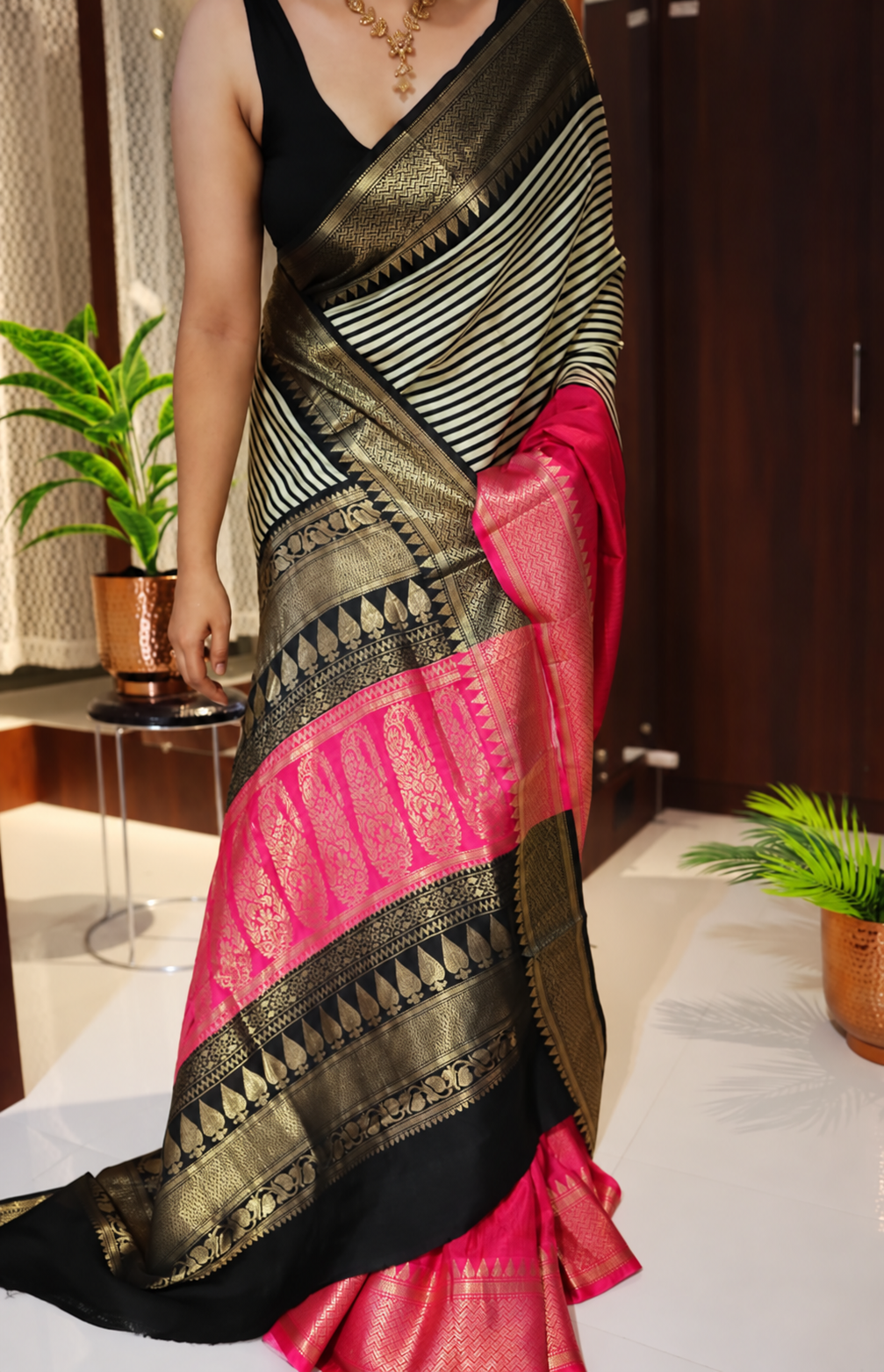 Black and White Crepe Silk Saree with Dual Pallu 5 Black and White Crepe Silk Saree with Dual Pallu - Image 5