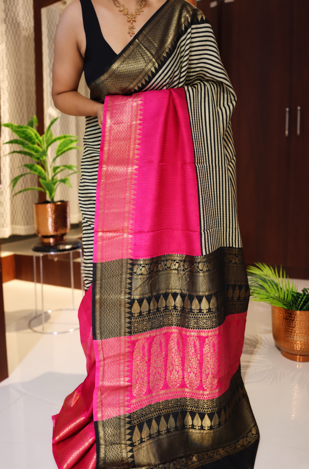 Black and White Crepe Silk Saree with Dual Pallu 3 Black and White Crepe Silk Saree with Dual Pallu - Image 3