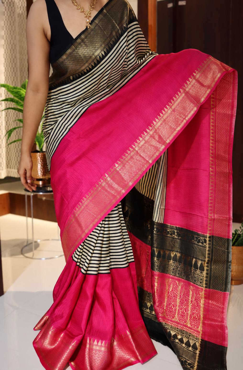 Black and White Crepe Silk Saree with Dual Pallu 4 Black and White Crepe Silk Saree with Dual Pallu - Image 4