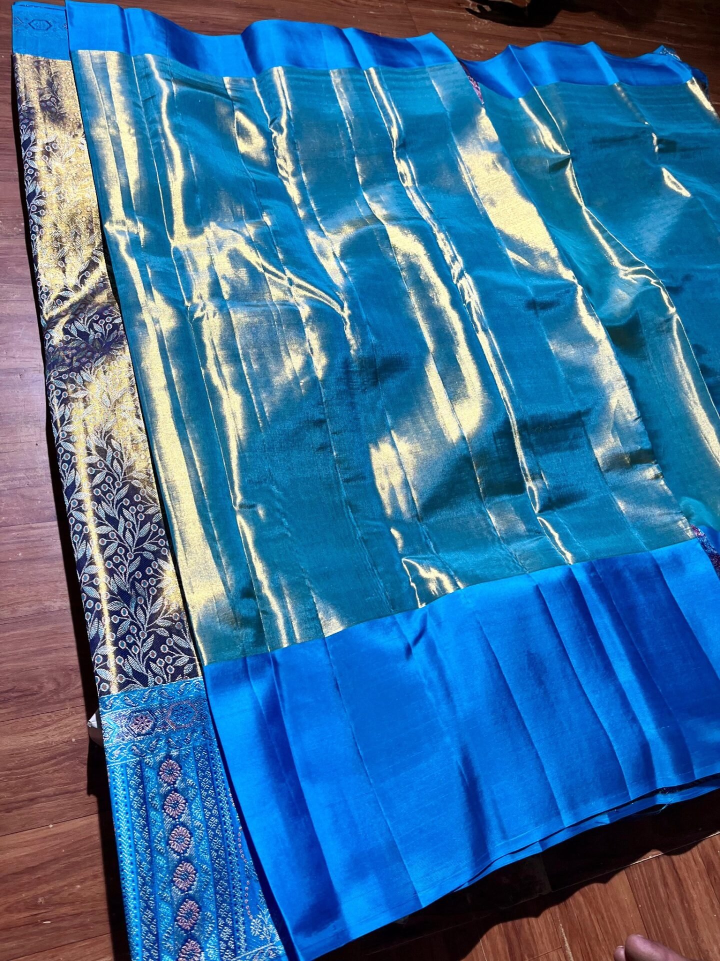 Pure Kanchipuram Resham Warp Meenakari Silk Saree – Royal Blue and Turquoise 2 Pure Kanchipuram Resham warp saree contrasting turquoise blue fabric section with gold-tone sheen