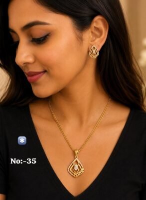 Oval Teardrop Antique Pendant Necklace Set in gold tone
