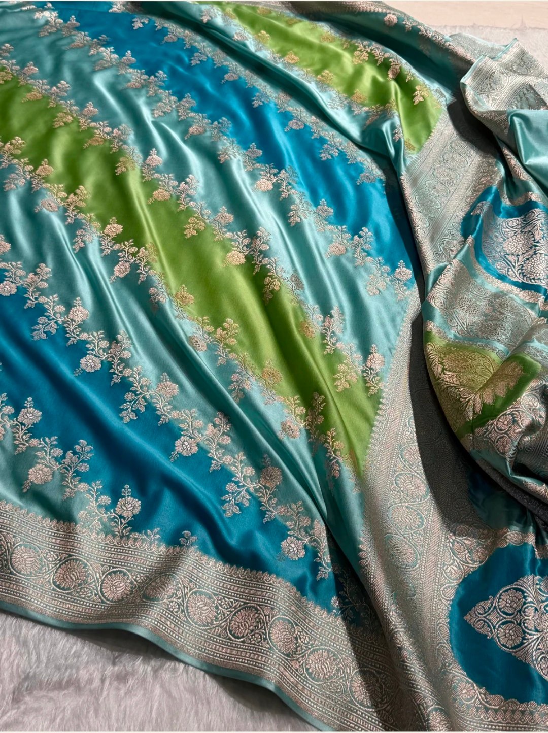 Lime Green and Teal Banarasi Mashroo Katan Silk Saree 3 Lime Green and Teal Banarasi Mashroo silk saree 3 floral and pallu detail