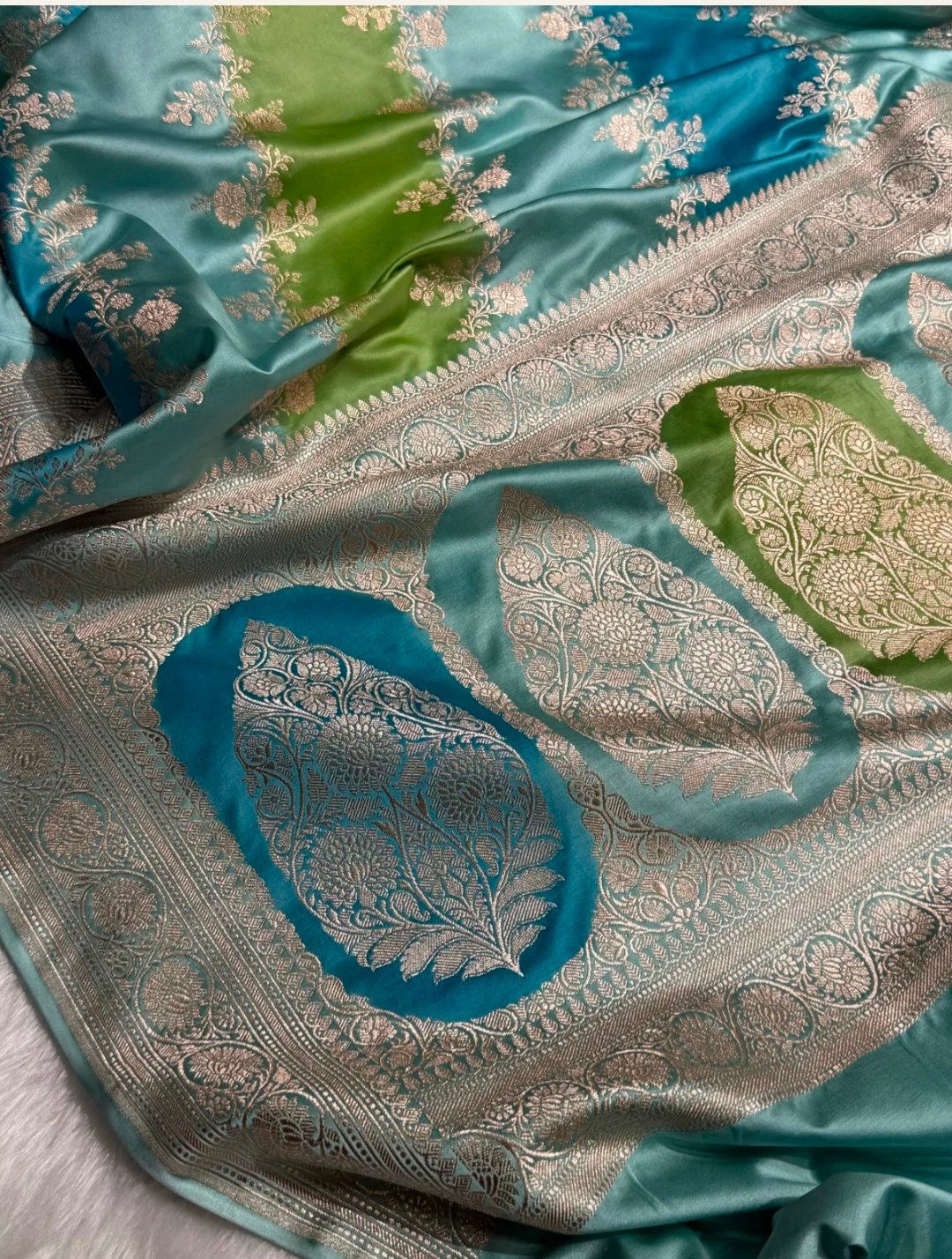 Lime Green and Teal Banarasi Mashroo Katan Silk Saree 4 Lime Green and Teal Banarasi Mashroo silk saree 4 floral and pallu detail