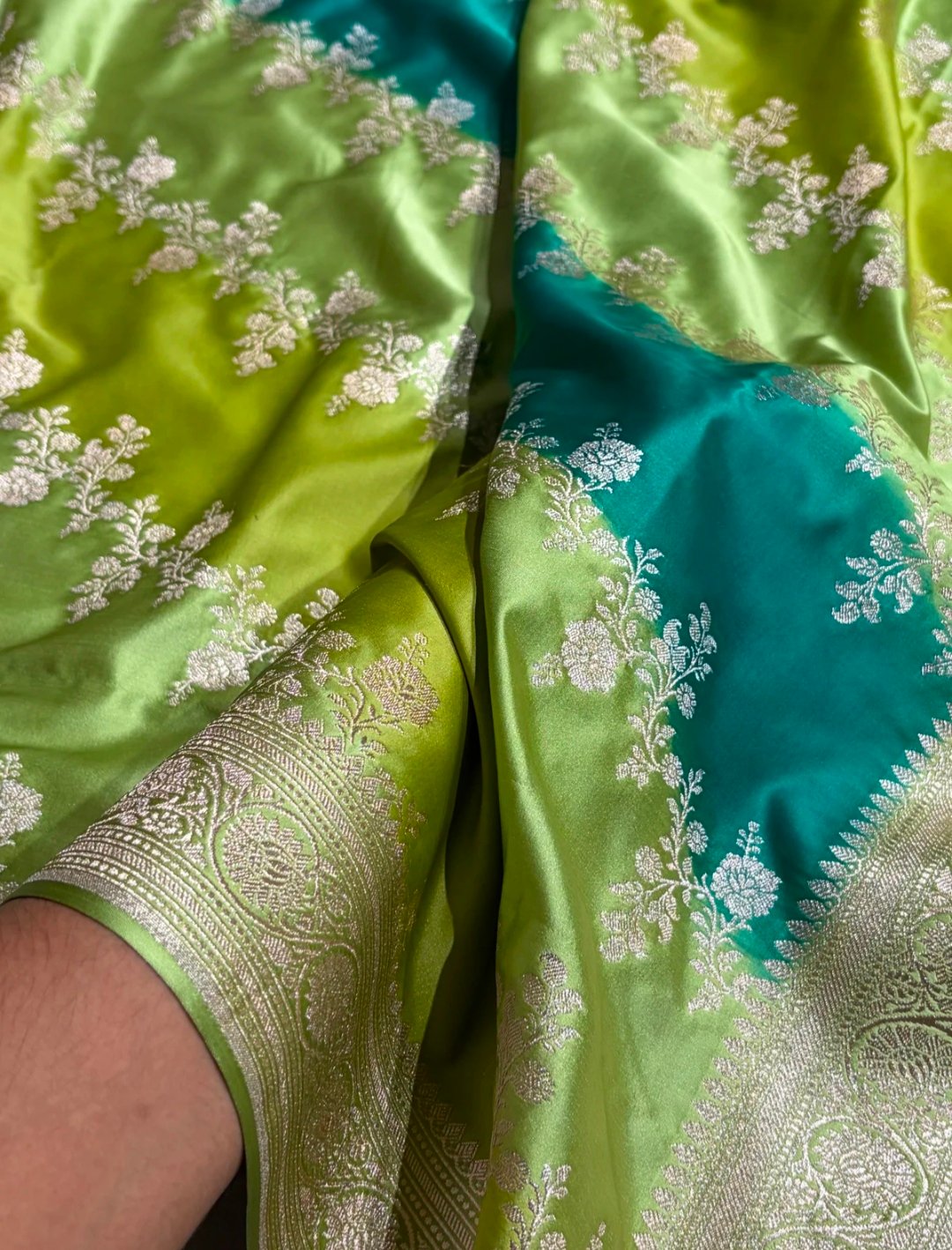 Lime Green and Teal Banarasi Mashroo Katan Silk Saree 5 Lime Green and Teal Banarasi Mashroo silk saree 5 floral and pallu detail