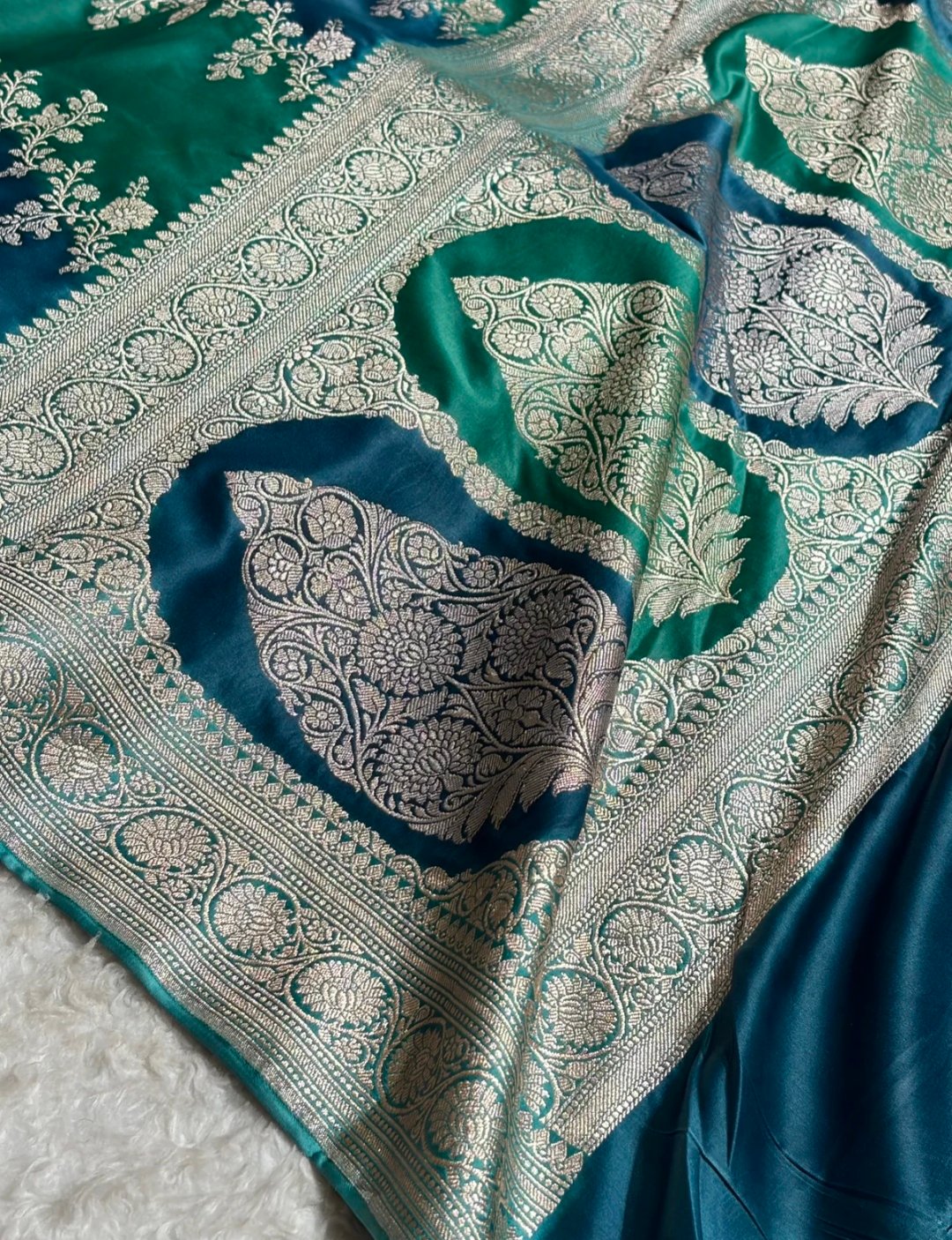 Teal and Navy Blue Banarasi Mashroo Katan Silk Saree 2 Teal and Navy Blue Banarasi Mashroo silk saree ornate pallu