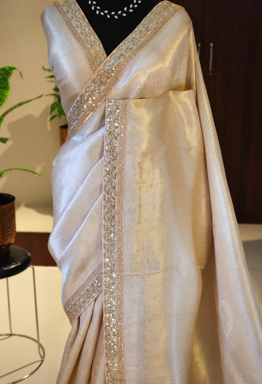 Cream Banarasi Kanchi Pattu Silk Saree with Scalloped Border 2 Cream Banarasi Kanchi pattu silk saree scalloped border detail view 2