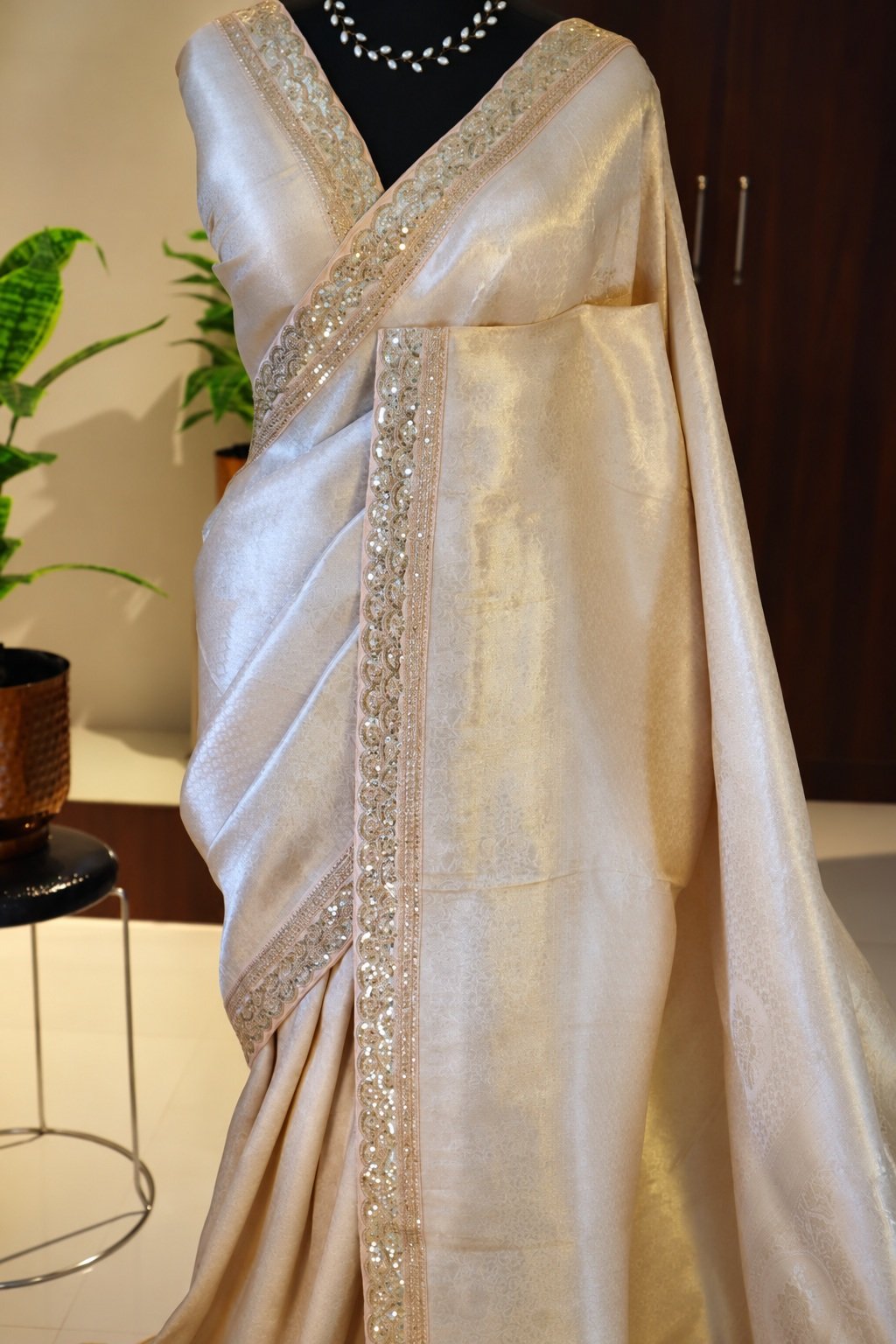 Cream Banarasi Kanchi Pattu Silk Saree with Scalloped Border 3 Cream Banarasi Kanchi pattu silk saree scalloped border detail view 3