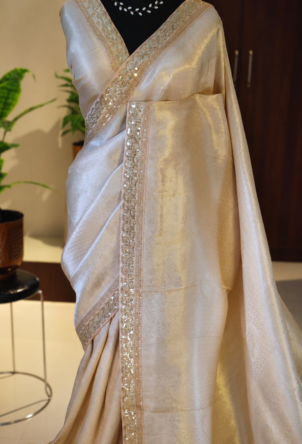 Cream Banarasi Kanchi Pattu Silk Saree with Scalloped Border 4 Cream Banarasi Kanchi pattu silk saree scalloped border detail view 4